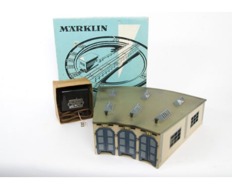 Märklin Engine Shed and Turntable, a boxed duo comprising, 7028 Roundhouse Locomotive Shed with interior lighting, together w