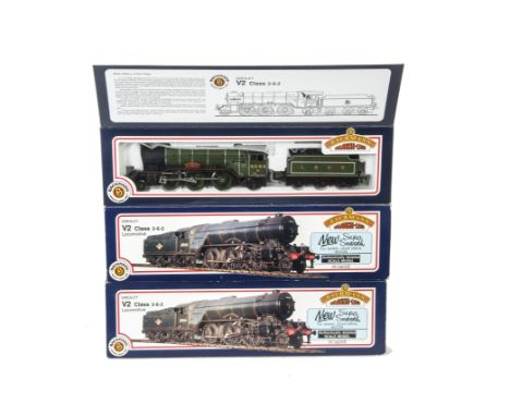 Bachmann Locomotives and Tenders, a boxed  trio of V2 Class models comprising, 31-551, 60800 'Green Arrow' in BR black, 31-55