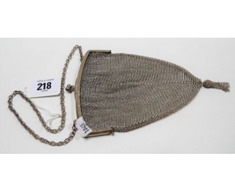 George V silver mesh purse with clasp and chain, London 1920, weight 5.25oz approx.