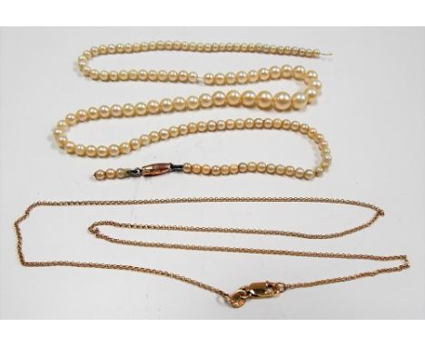 9ct gold fine Belcher link necklace, weight 1.4g approx; together with a cultured pearl necklace with 9ct gold clasp (af).