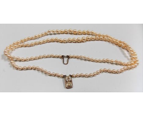 Cultured pearl necklace with 9ct gold clasp.
