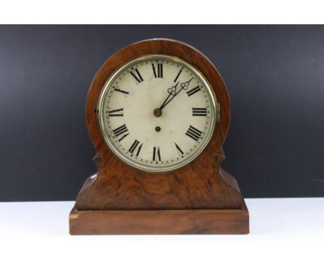 Early 20th century mantle clock, the cream dial with black Roman numerals, housed within a veneered wooden case, with pendulu