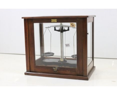 Mid 20th century set of Laboratory Scientific Scales stamped Tocmemp 1963, contained in a Mahogany and Glazed Case, the case 