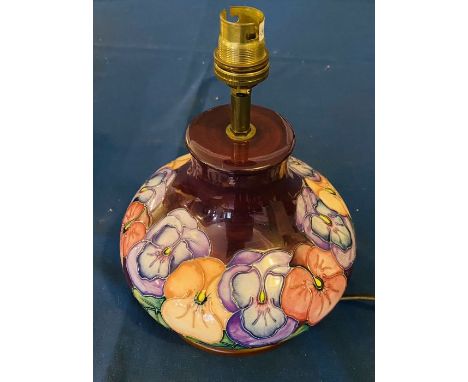 Moorcroft pansy lamp on purple ground, H: 25cm (including light fitting), including brass light fitting, mounted on wooden ba