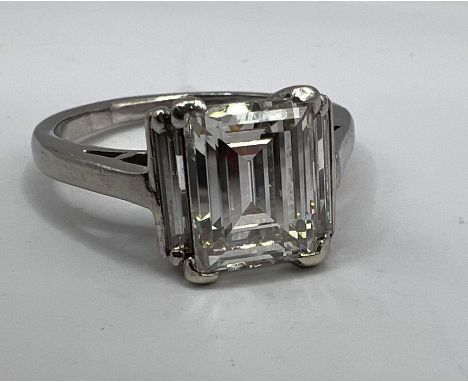 An exceptional diamond ring, showcasing a central stone of 1.92 carats, estimated G/H colour and VVS clarity.The central diam