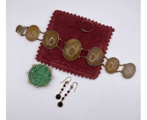 A selection of late 19th and early 20th century gold jewellery (unmarked but assessed as gold) comprising a Moss agate caboch