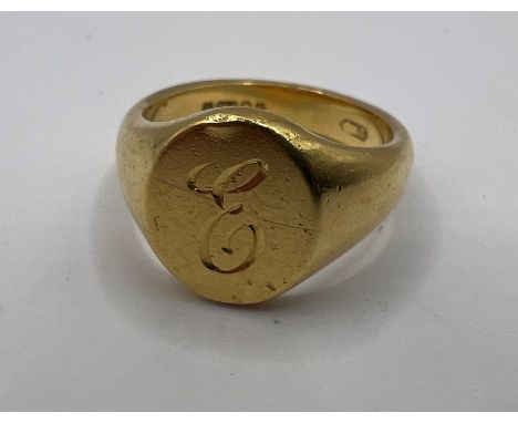 An 18ct yellow gold signet ring. Approx weight 7.0 grams.