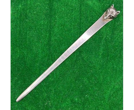 An Asprey London Fox headed letter opener in silver. Hallmarked Chester 1926. Gross weight 23 grams approx (0.739 OzT). Hunti