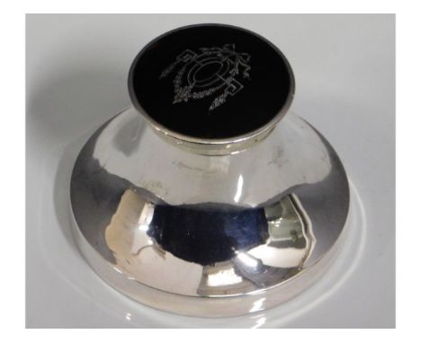 A 1919 London silver inkwell with inlaid tortoiseshell top by Corke &amp; Apthorp, 193.4g