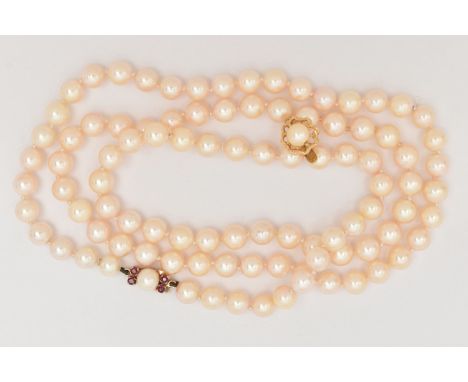 A CULTURED PEARL NECKLACE AND A SINGLE EARRING, the single strand of cultured round white pearls with a pink hue, each pearl 