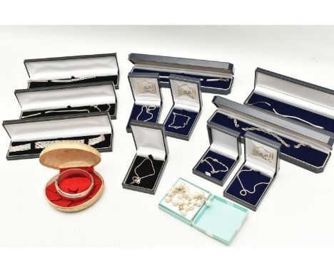 A BOX TO INCLUDE A SILVER HINGED BANGLE AND VARIOUS WHITE METAL BRACELETS, the hinged bangle decorated to one side with a flo