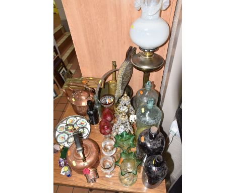 A GROUP OF LOOSE GLASS AND METALWARES to include two copper kettles to include an early electric kettle, one brass Duplex par
