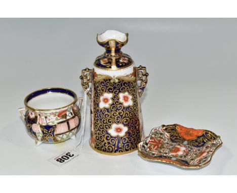 THREE PIECES OF 19TH CENTURY ROYAL CROWN DERBY IMARI PATTERN PORCELAIN, comprising a small cauldron and square trinket dish w