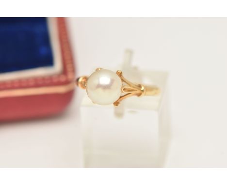AN 18CT YELLOW GOLD CULTURED PEARL RING, set with a cultured pearl, measuring approximately 8.16mm by 8.17mm diameter, to the