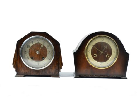 An Art Deco oak cased mantle clock, fan sides, eight day movement, circular chapter ring, Arabic numerals, 22 cm high; togeth