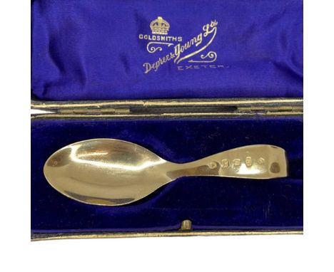 Cased Silver Gilt Caddy Spoon. 16 g. Sheffield 1977, Carr's of Sheffield. In original retailer's case, Goldsmiths, Depree &am