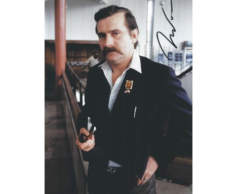 Politician, Lech Walesa signed 10x8 colour photograph. Walesa (born 29 September 1943) is a Polish statesman, dissident, and 