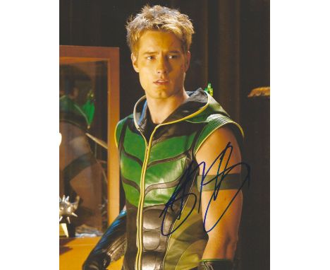 Smallville Actor, Justin Hartley signed 10x8 colour photograph pictured as his role as Oliver Queen/Green Arrow on The CW tel