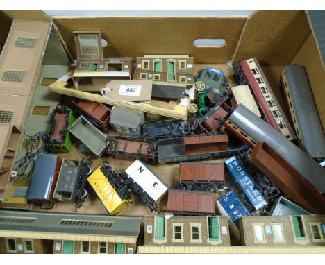 TRAY OF ASSORTED OO SCALE WAGONS, COACHES AND BUILDINGS TO INCLUDE HORNBY