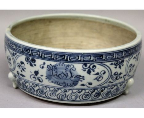 A CHINESE MING STYLE BLUE & WHITE PORCELAIN TRIPOD BOWL, 7.4in diameter & 2.9in high.