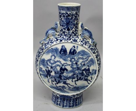 A GOOD LARGE 19TH CENTURY CHINESE BLUE & WHITE PORCELAIN MOON FLASK, painted with circular panels of battling warriors, the n