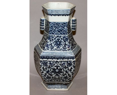 A LARGE CHINESE MING STYLE BLUE & WHITE PORCELAIN ARROW VASE, the sides decorated with bands of formal scrolling lotus betwee