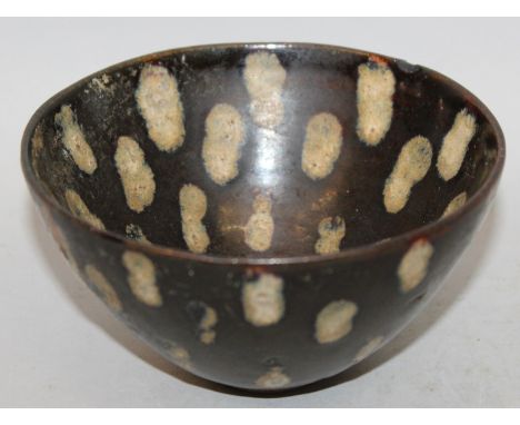 A CHINESE SONG STYLE TORTOISESHELL GLAZED CERAMIC TEA BOWL, the base unglazed, 4.25in diameter & 2.25in high.