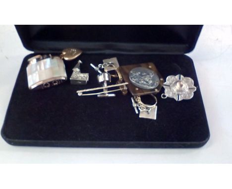 Assorted jewellery to include a Victorian silver buckle ring, silver charm, pair of knot-work cufflinks etc 