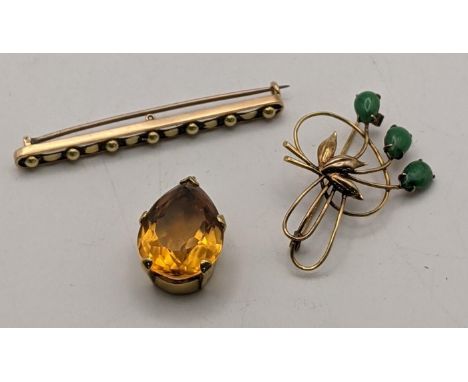 A yellow metal and pear cut citrine pendant tested as 18ct gold 6.6g, together with a yellow metal and jade coloured brooch, 