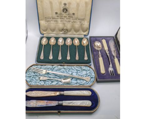 Mixed silver and silver plate to include a silver pickle fork, a set of six silver teaspoons in a fitted case, silver and mot