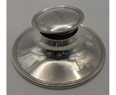 A silver inkwell hallmarked London 1914 engraved to the lid Rev H J Tompkins, Headingly Golf Club Paul Bowl July 1919, 484.8g