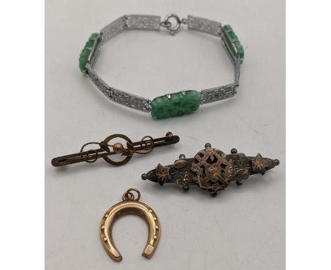 Mixed jewellery to include a 9ct gold horse shoe pendant, a 9ct gold bar brooch, 48g together with one other brooch and a sil