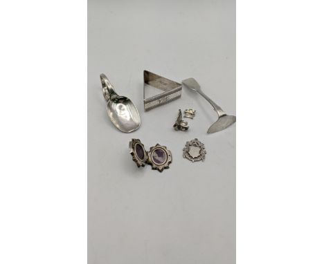 Mixed silver to include a Victorian sterling silver locket A/F, a silver tea caddy spoon, pusher, napkin ring and others, tot