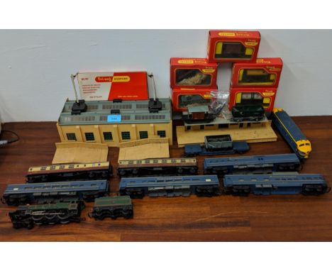 00 Gauge model railway related model trains to include a Bristol Castle Hornby engine and tender, a Triang engine, various ro