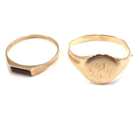 Two 9ct gold dress rings, comprising a 9ct gold signet ring with oval cartouche with rubbed initials, ring size O½, and an on