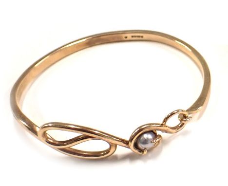 A 9ct gold bangle, of twist design set with grey cultured pearl, Sheffield 1996, 7cm diameter, 22.8g all in.