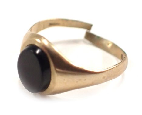 A 9ct gold signet ring, set with black onyx, cut, 1.1g. (AF) 