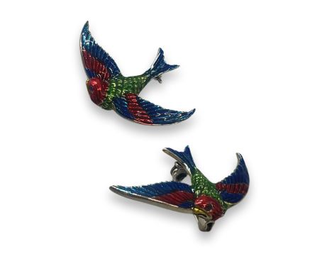 Silver and enamel bird in flight brooch, weighing 4.91 grams 