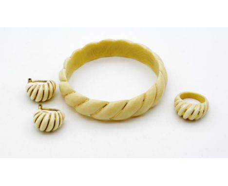 Carved vintage ivory jewellery suite includes a carved rope twist bangle, ring and earrings inlaid with gold wire approx Ring