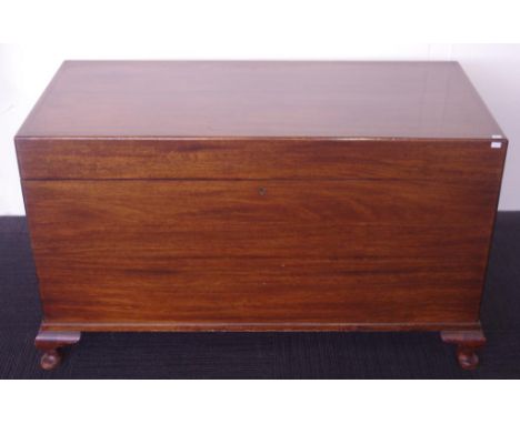 Vintage blanket trunk 107cm wide, by 51cm deep, by 62cm tall.