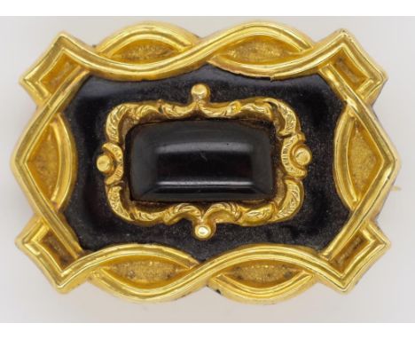 An early 19th c. gold and oynx mourning brooch with a black enamel surround and a cushion cut onyx centre stone. Unmarked app