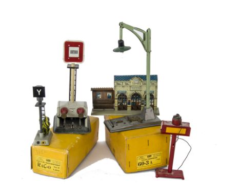 JEP 0 Gauge 3-rail Electrical Accessories and Other Items, including buffer stop with illuminated ‘Butoir’ sign, a yard lamp 