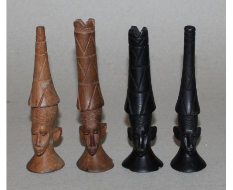 Afrika. Schachspiel mit großen Spielfiguren aus Holz. Die eine Partei ist dunkelbraun, die andere hellbraun. Produziert in de