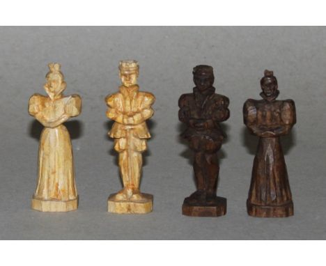 Europa. Schachspiel eines Kriegsgefangenen aus Holz. Die eine Partei in dunkelbraun, die andere hellbraun. Arbeit aus der ers