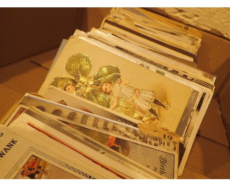 Approximately 400 vintage postcards mainly topographical 