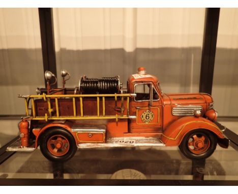 Tin plate fire engine L: 43 cm