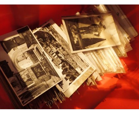 Approximately 400 mixed vintage postcards, mainly topographical