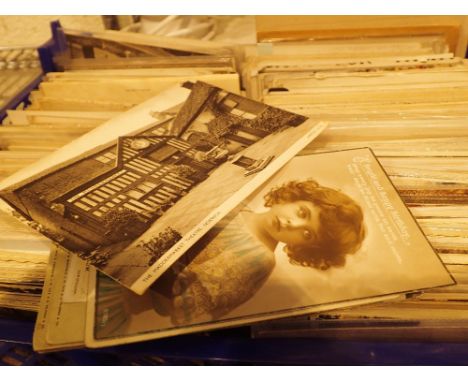 Approximately 1000 vintage postcards mainly topographical 