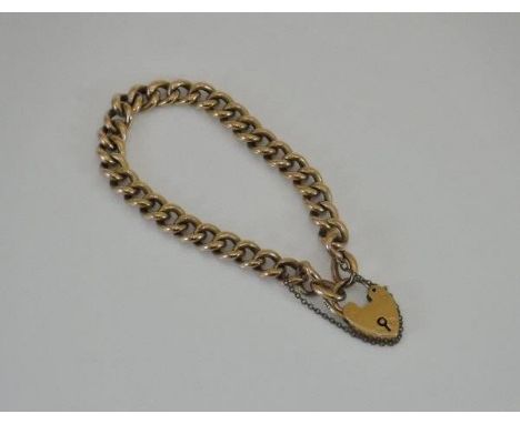 A 9 carat gold chain link bracelet with heart-shaped lock, approx 15.2 g
