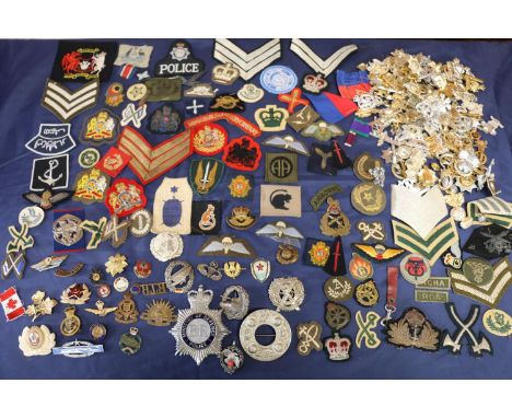 Large collection of military cap badges etc. to include an Argyll and Sutherland Highlanders plaid brooch, a Ministry of Defe